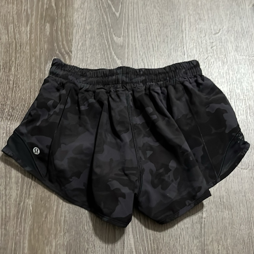 Lululemon Hotty Hot Short II *2.5"
Incognito Camo Multi Grey / Black Size 4 Reg - Picture 7 of 8